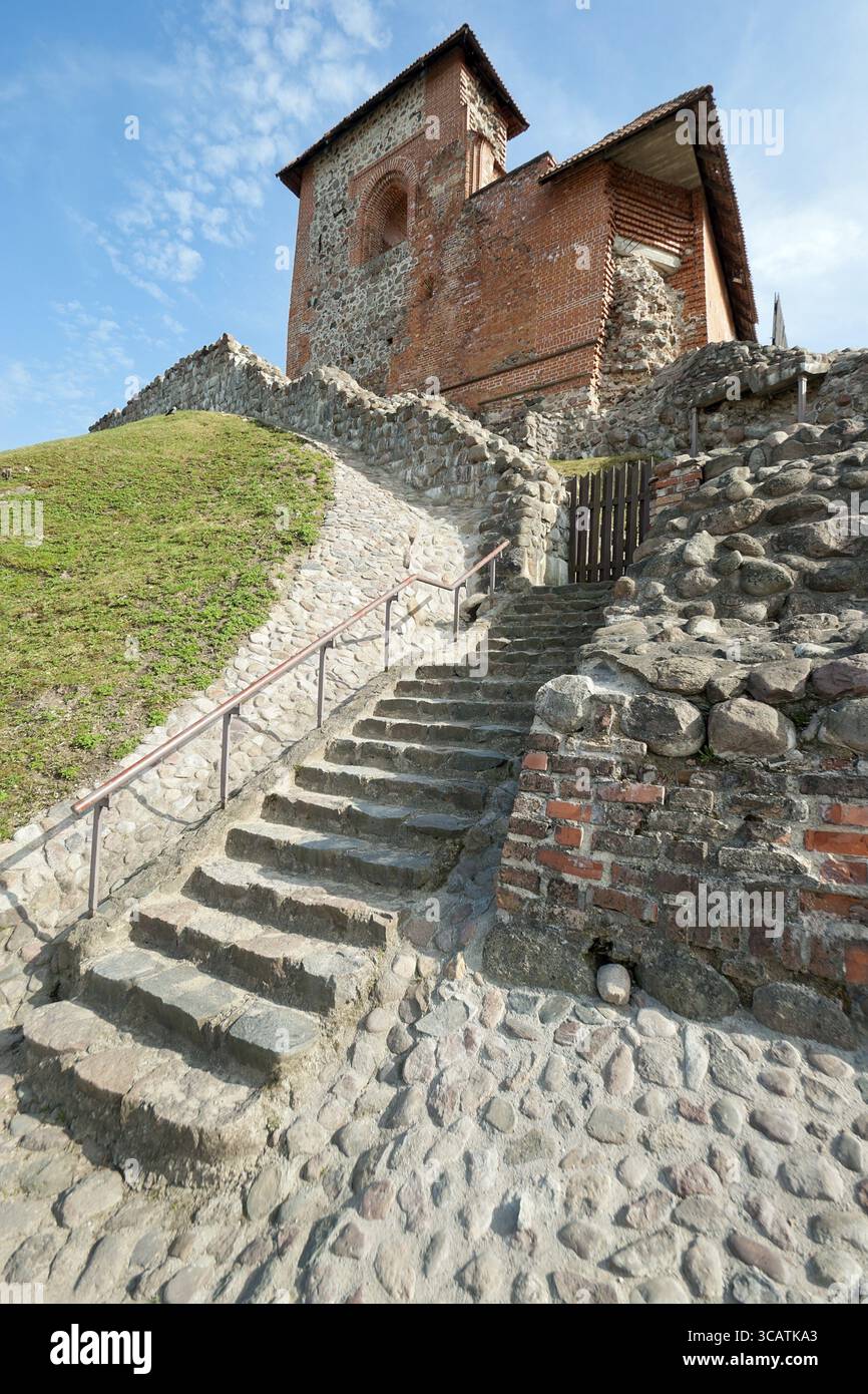 Schwieriger Weg auf steinernen Stufen bergauf in einem gemauerten Turm wo Leben Ritter Konzept. Public Domain Ruinen des XV Jahrhunderts Stockfoto