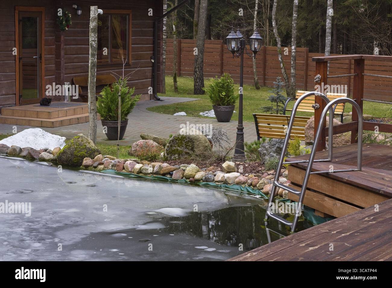 Kleinen vereisten Teich nahe dem Dorfhaus. Baden in kaltem Wasser - es lässt sich am Konzept der Gesundheit. Massenproduktion Stockfoto