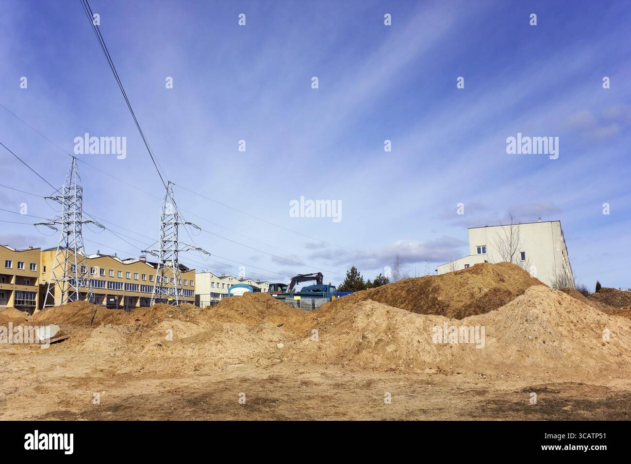 Big Spring Gebäude. Der blaue Himmel und gibt eine Menge von fettigen gelben Ton. Konzept der Zerstörung der Erde Stockfoto