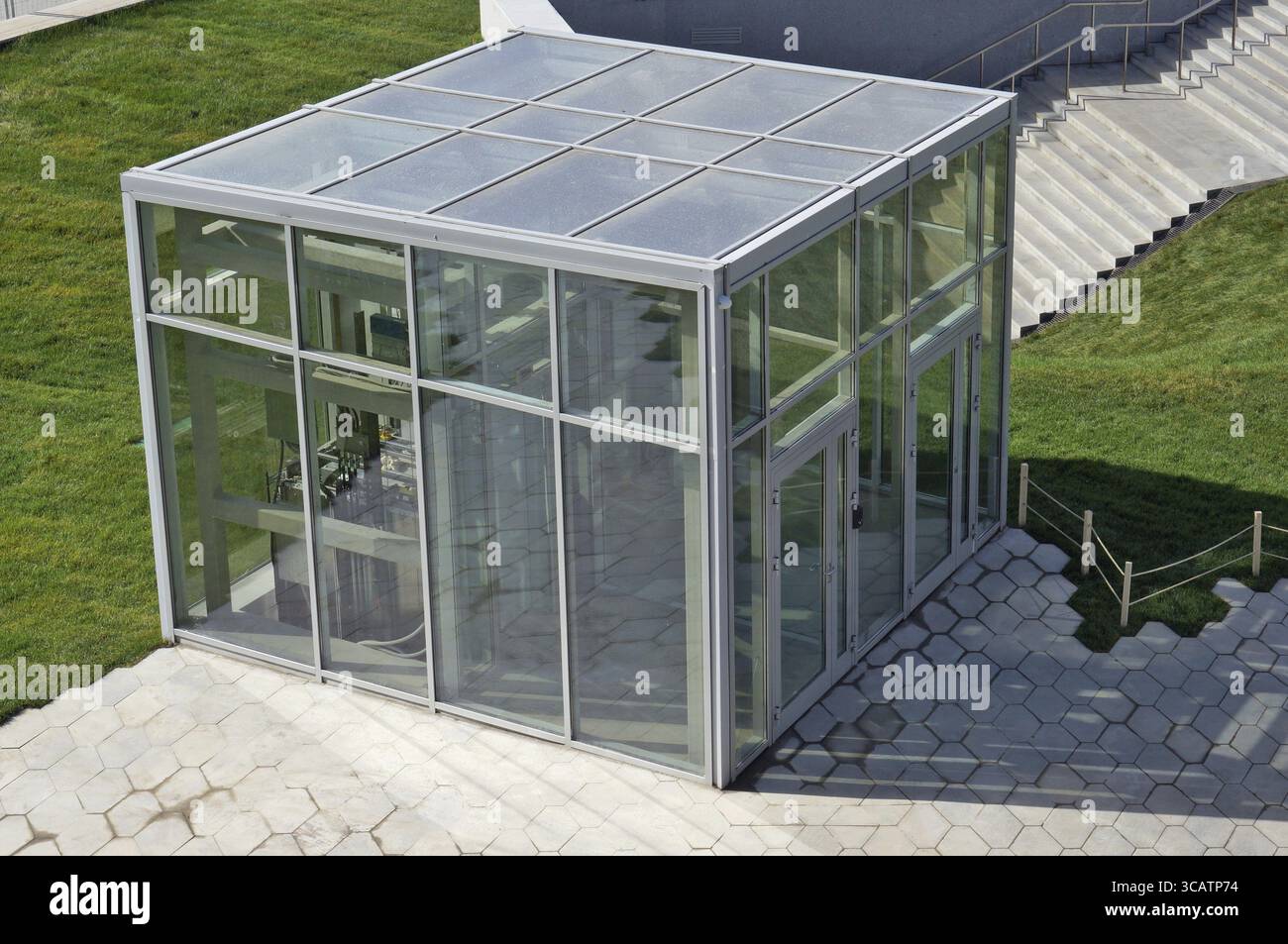 Der städtische Stadtaufzug für den Transport körperbehinderter Menschen im Museum, das sich unterhalb der Erdhöhe befindet. Sonnig A Stockfoto