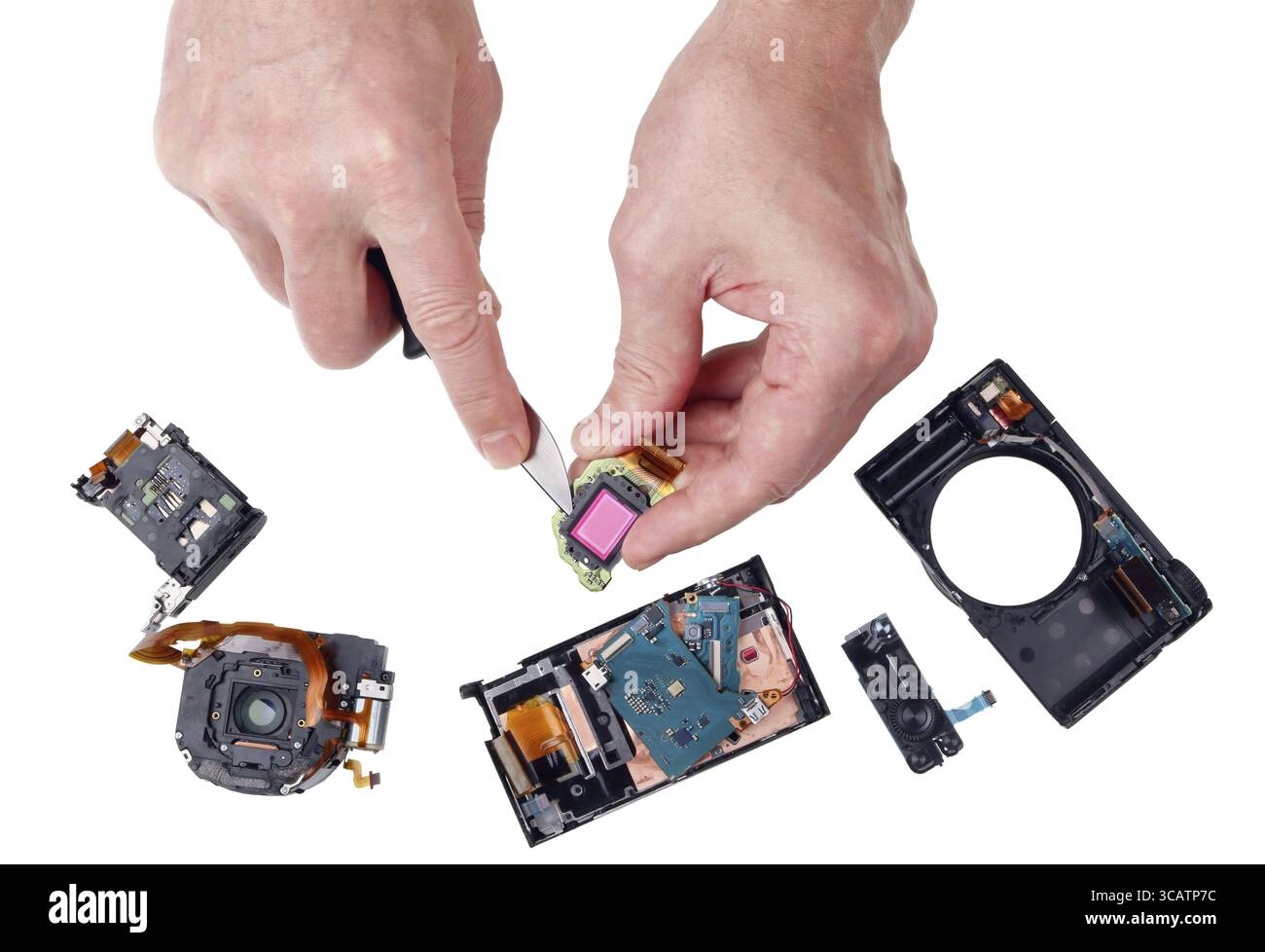 Unprofessionelle Reparatur einer namenlosen Fotokamera mit Küchenmesser und gekrümmten Händen. Alle Logos sind toll. Isoliert auf weißem Draufsicht Studio Stockfoto
