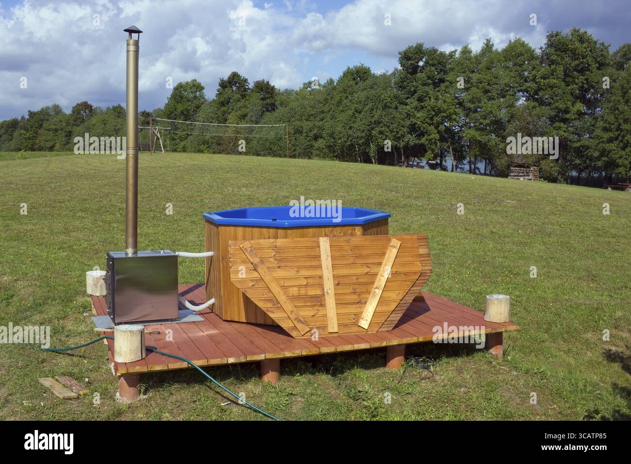 Land Sauna auf einer Waldlichtung im japanischen Stil - grosses Holzfass und Stahl Ofen für Heizung Wasser. Sonnigen Sommer August Tag der ländlichen Landschaft Stockfoto