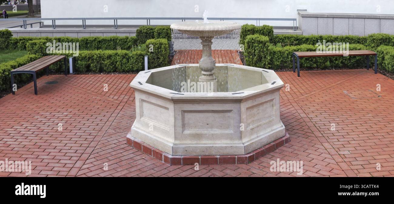 Kein Name standard Springbrunnen und Bänken zum Ausruhen in einem öffentlichen Park. Panorama Frühling Landschaft Stockfoto