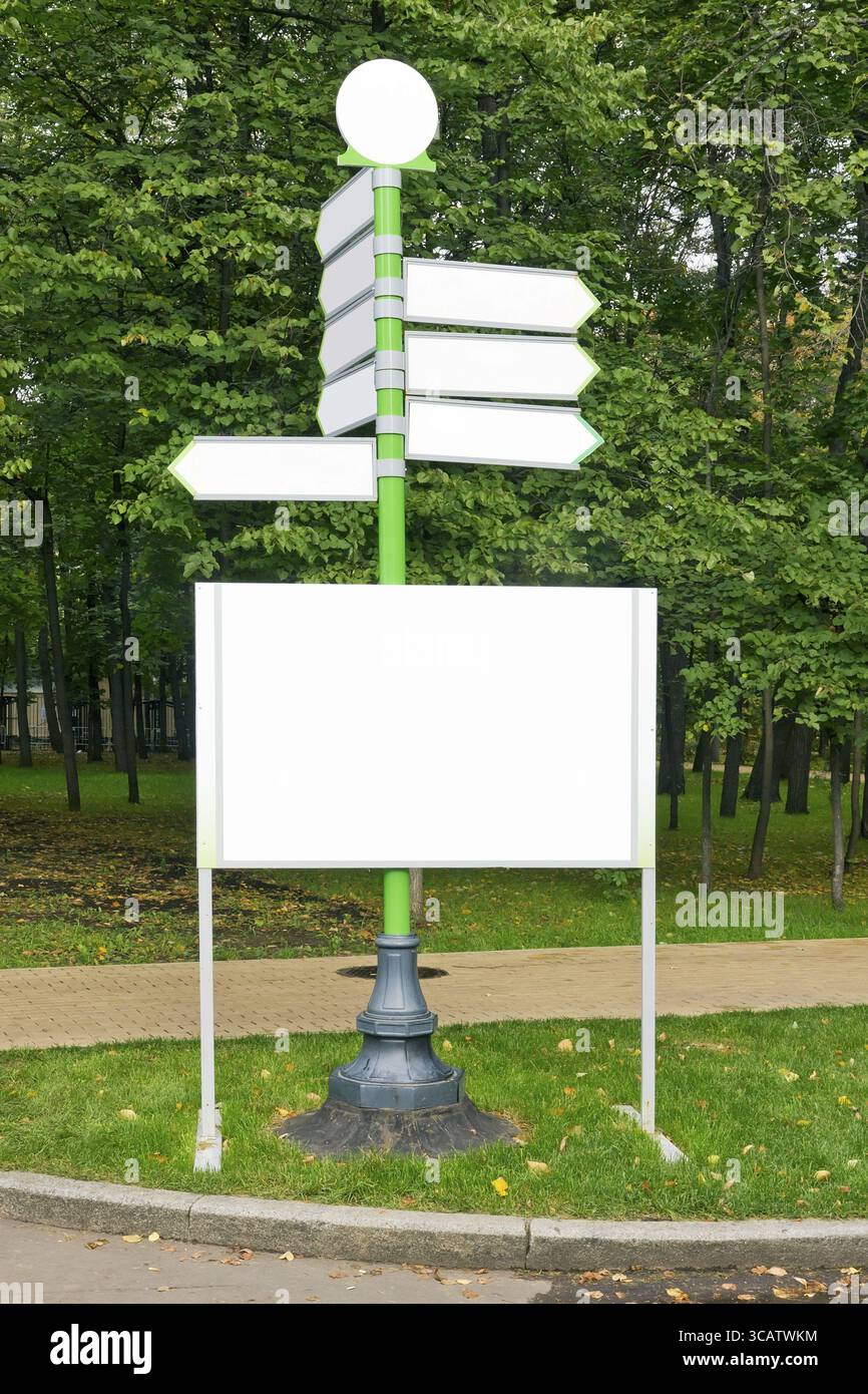 Leerer Biilboard-Stand für Massenproduktion im öffentlichen Park der Stadt im Herbst Stockfoto