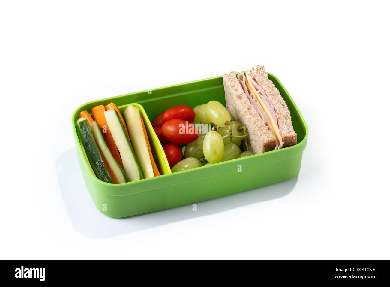 Gesunde Lunchbox für die Schule mit Sandwich, Obst und Gemüse isoliert auf weißem Hintergrund Stockfoto