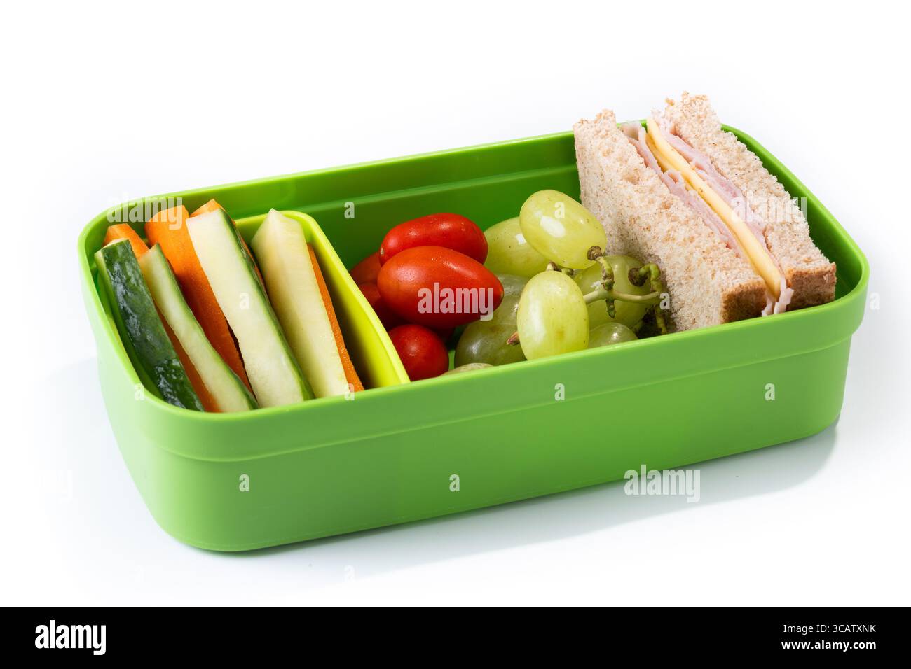 Gesunde Lunchbox für die Schule mit Sandwich, Obst und Gemüse isoliert auf weißem Hintergrund Stockfoto