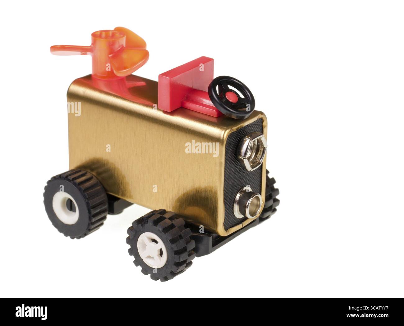 Golden Batterie auf Spielzeug Räder Massenproduktion Makro. Elektroauto-Konzept. Starke selektiven Fokus Stockfoto