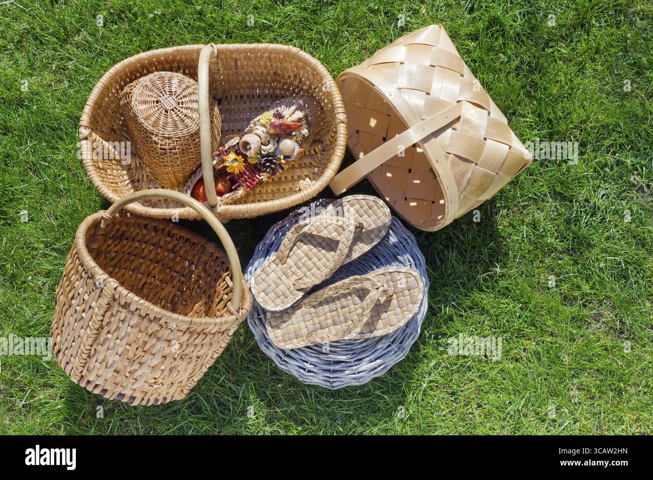Einfache handgewobene Körbe sind auf Rasen in sonnigen Frühlingstag Stockfoto