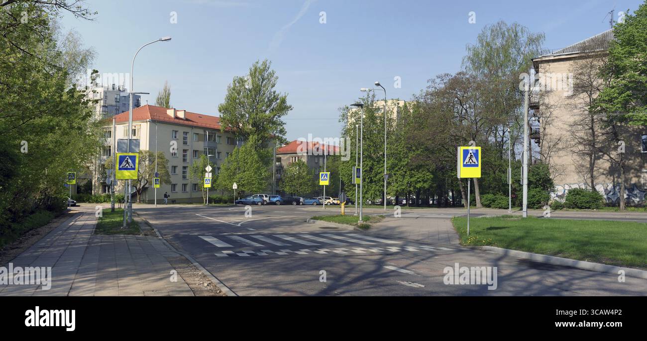 VILNIUS, LITAUEN - 01. MAI 2018: Früher sonniger Feiertagmorgen an der Kreuzung der Straßen Smelio (Sand) und Silo (Kiefernwald) in der historischen Ant Stockfoto