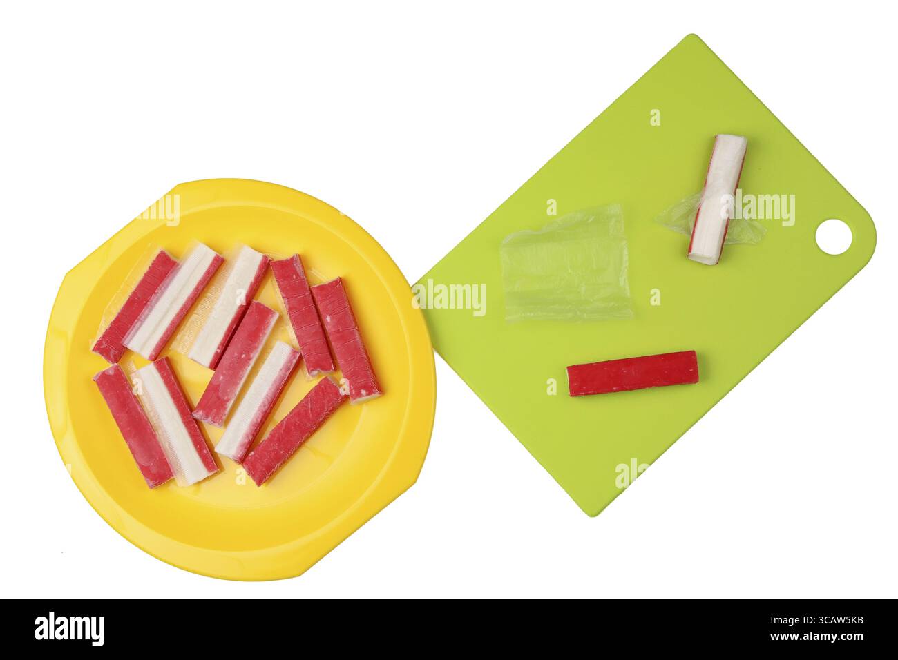Reinigen Sie die roten gefrorenen Krabbenstangen von Pergamentpapier. Isoliert nach weißem Küchenkonzept Stockfoto