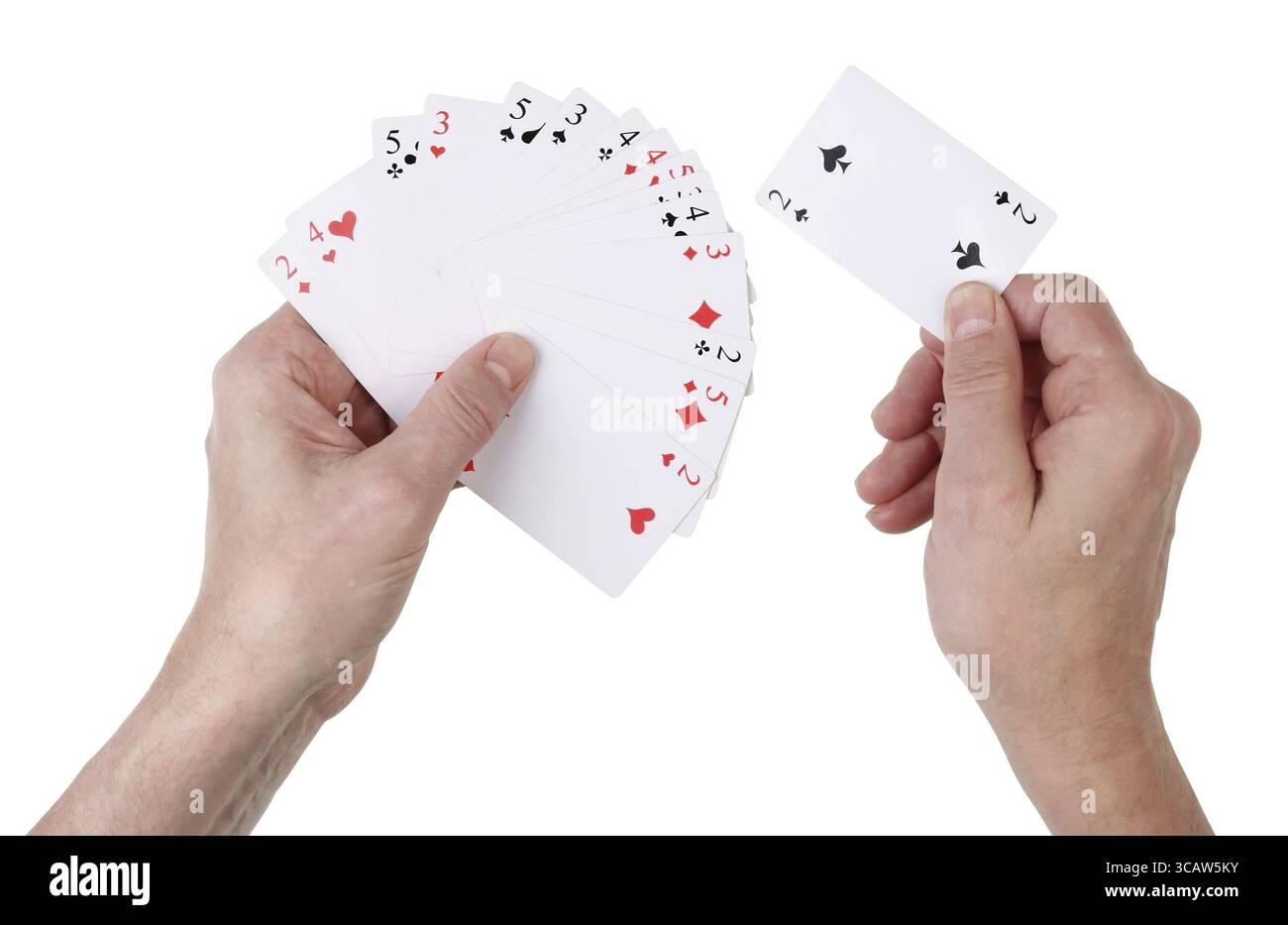 Erfolglose deal in ein Kartenspiel Konzept. Eine ältere männliche Spieler hält die kleinsten Karten zum Nennwert. Auf weiß mit patch Top View Studio isoliert Stockfoto