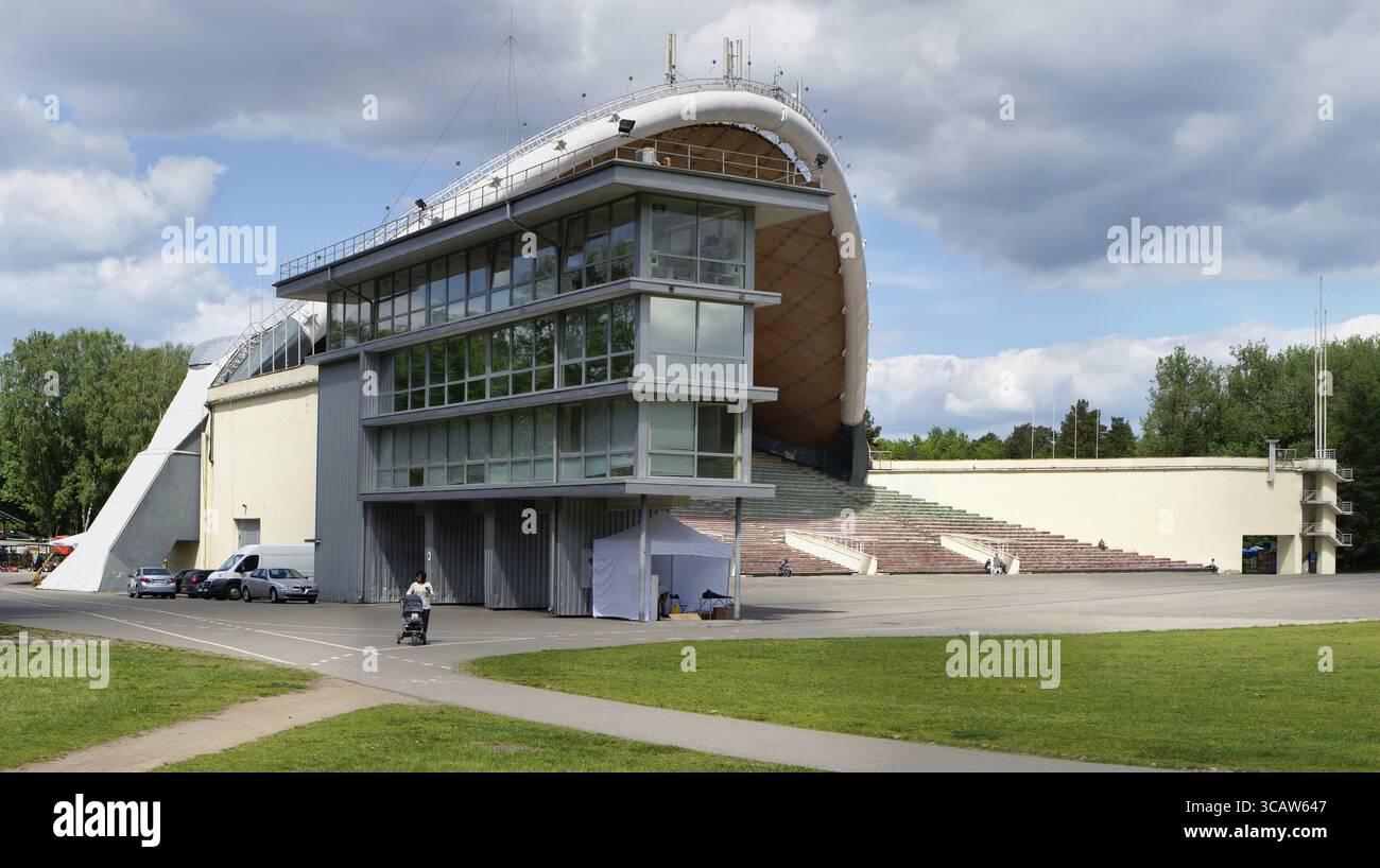 VILNIUS, LITAUEN - 20. MAI 2016: Verwaltungs- und Studioflügel der größten Liedtheater-Szene Europas im öffentlichen Park Vingis. Der Datensatz auf Num Stockfoto