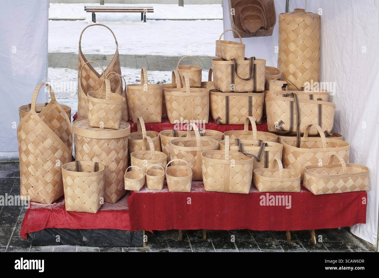 Wicker hausgemachte hölzerne Körbe für den Haushalt sind auf der Straße verkauft. Kalter Frühling März Tag geschossen Stockfoto