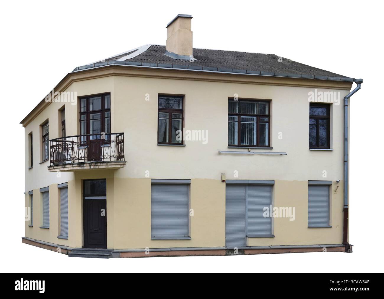Dieses zweistöckige alte gelbe Haus mit großstädtischer Architektur. Die Fenster im Erdgeschoss sind mit Stahlläden bedeckt. Isoliert auf weiß Stockfoto