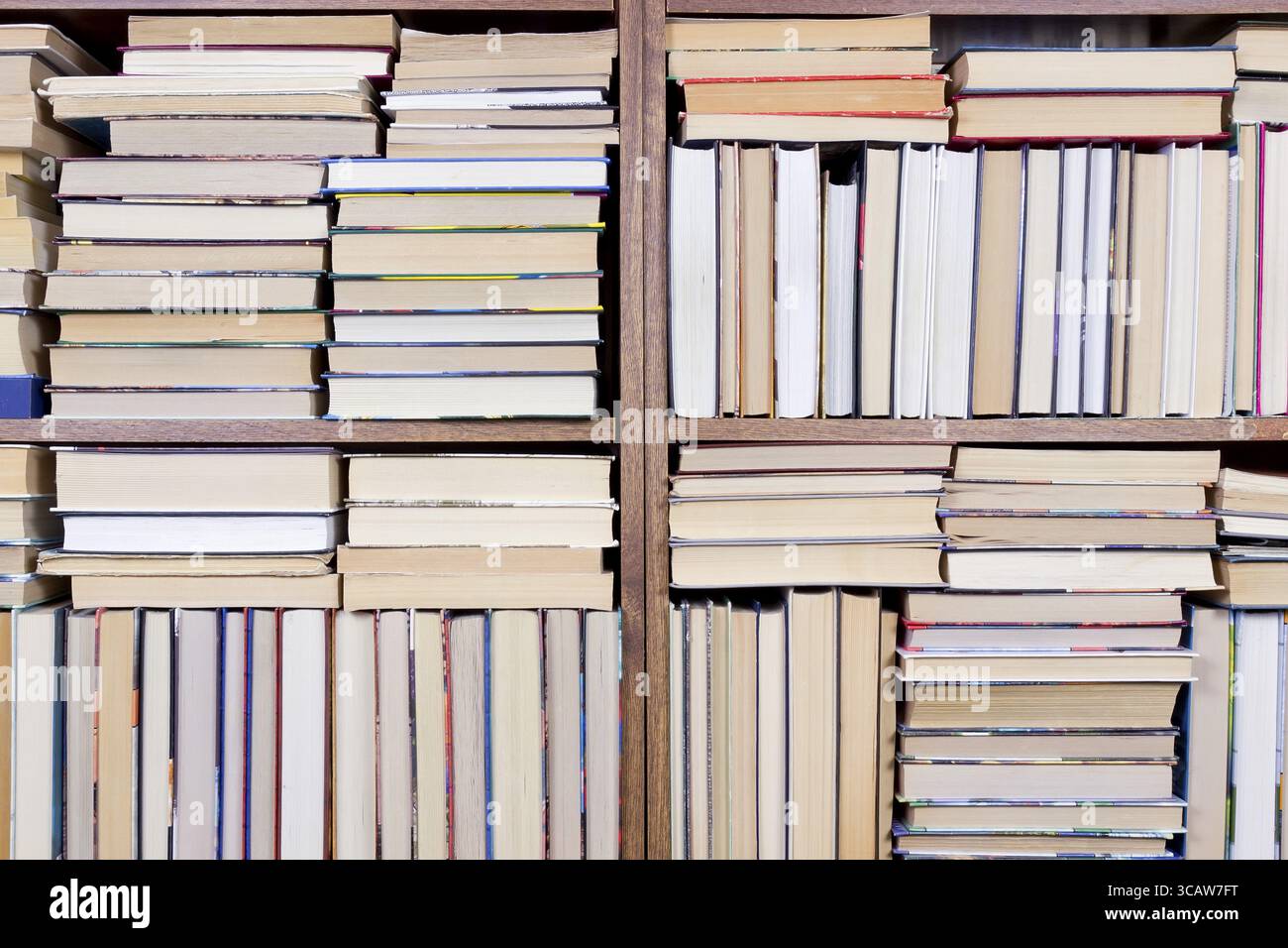 Alte Bücher in einem Hause Bücherregal. Massenproduktion Stockfoto