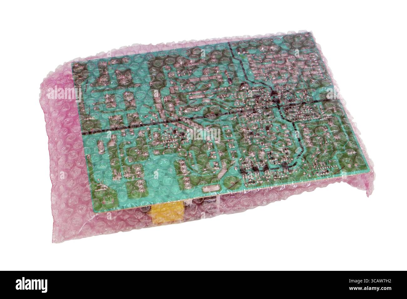 Ersatzteile und elektronische Leiterplatten in weichroter Folie mit Luftblasen verpackt . Isoliert mit Patch-Industrie-Makro Stockfoto