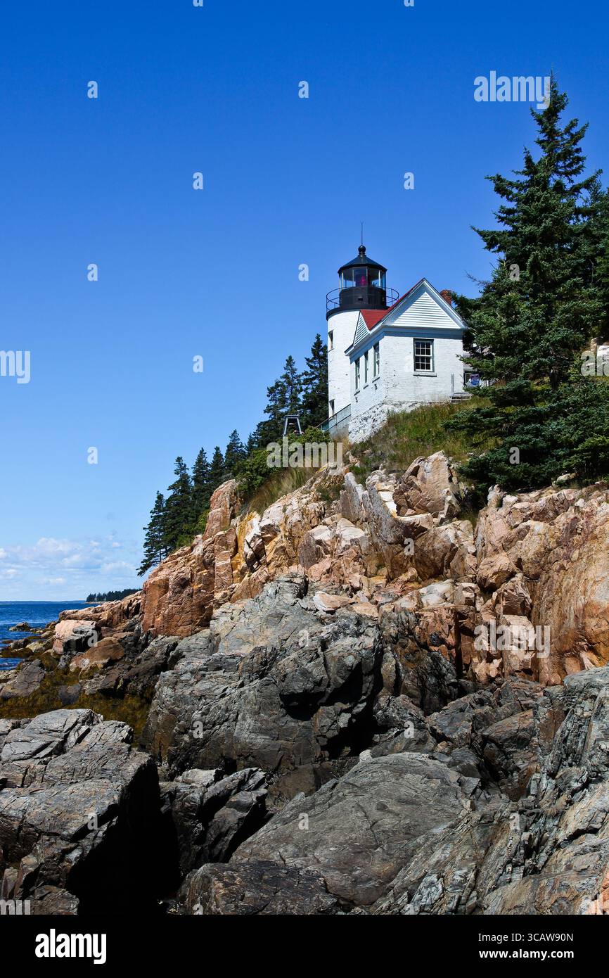 BASS HARBOR, MAINE, USA - 7. AUGUST 2012: Bass Harbor Lighthouse mit Blick auf den Atlantischen Ozean an sonnigen Tagen Stockfoto