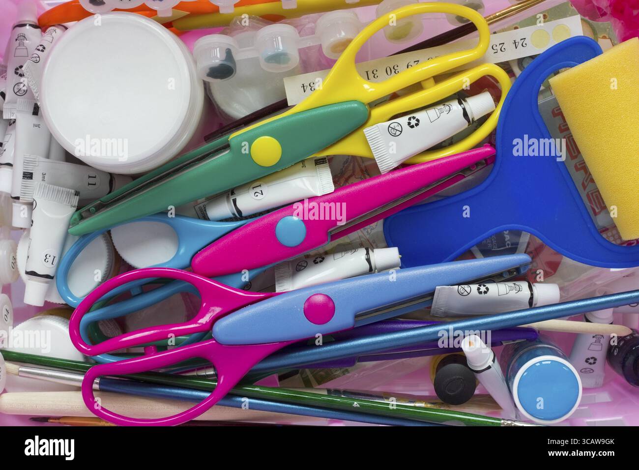 Hintergrund der Scrapbooking-Werkzeuge – Scheren, Pinsel, Tuben mit Farben usw. Stockfoto