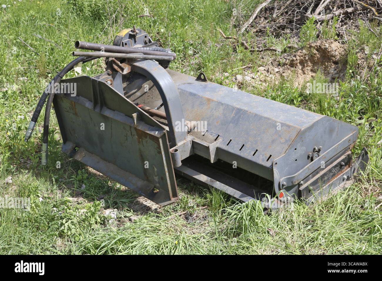 Auf der Waldlichtung gibt es eine weggeworfene Mechanismus von der Konstruktion der Maschine. Sonniger Frühlingstag Außenaufnahme Stockfoto