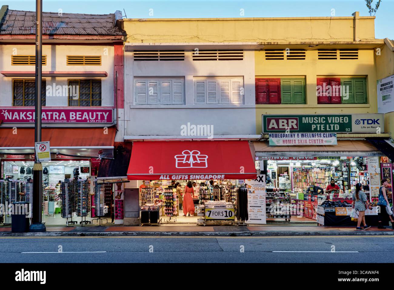 Am späten Nachmittag fällt Licht auf die Geschäfte entlang der Serangoon Road in Little India in Singapur, einem Viertel mit indischen Restaurants und indischen Unternehmen Stockfoto