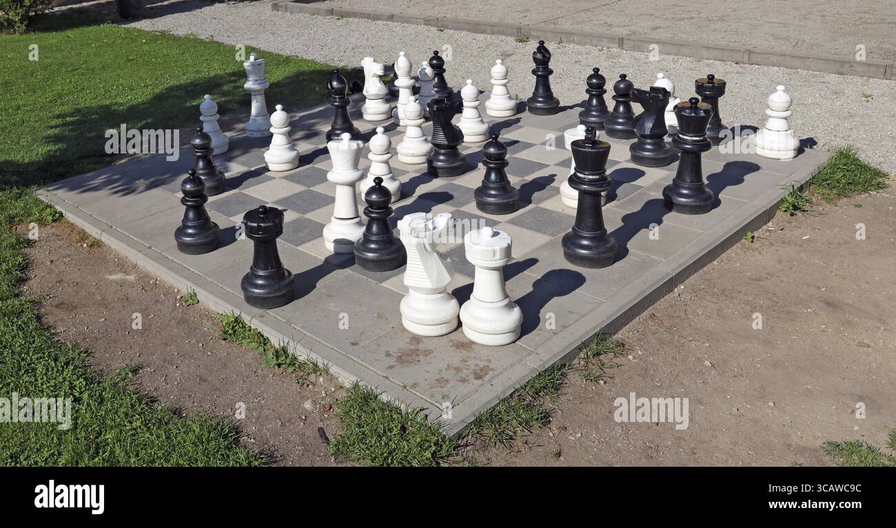 VILNIUS, LITAUEN - 05. AUGUST 2017: Große Plastikfiguren der Weltmarke Giant Chess auf einem Schachbrett im Stadtpark Bernandinu Stockfoto