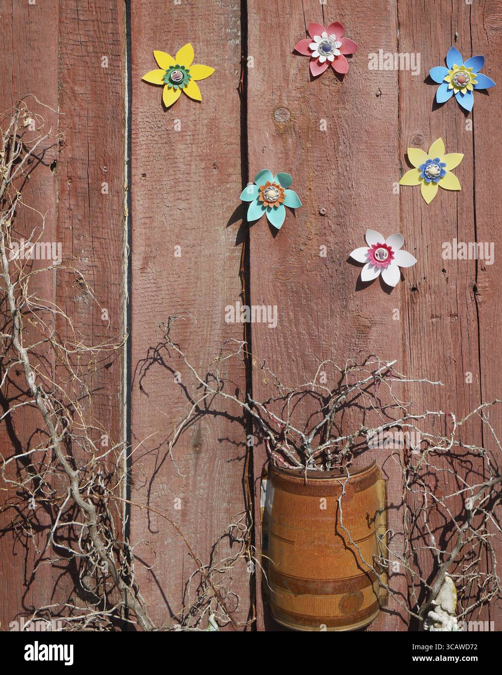 Im Dorf Garten installation trockenen Zweigen und hausgemachte Plastikblumen verwendet werden. Sonniger Frühlingstag Außenaufnahme Stockfoto
