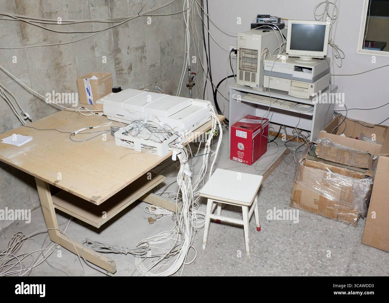 Das alte staubstaubfähige Computerserver- und Telefonvermittlungssystem. Die Ausrüstung wurde vor 15 Jahren hergestellt Stockfoto