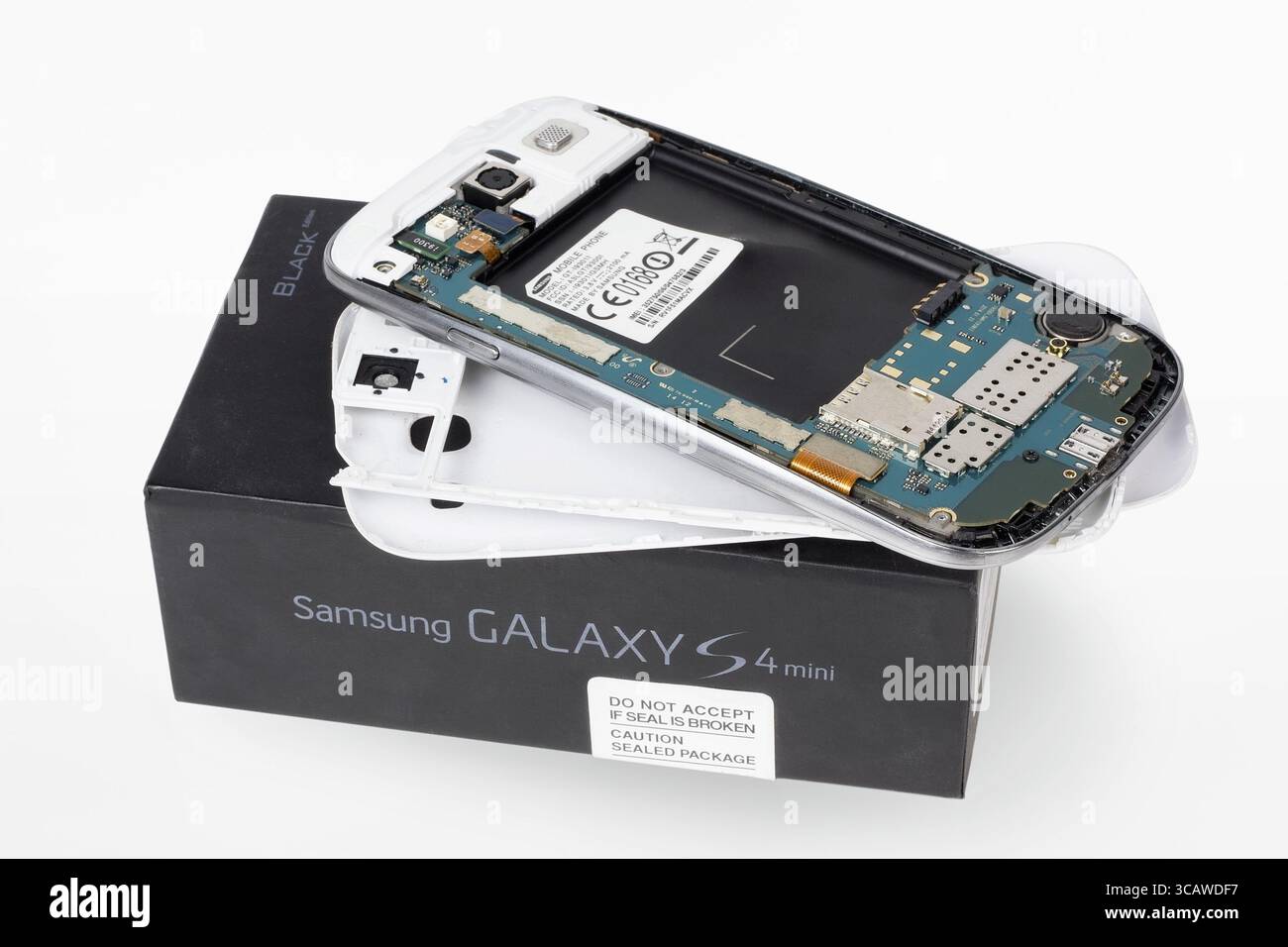 VILNIUS, LITAUEN - 23. DEZEMBER 2015: Zerbrochen Zerlegen des Smartphones der Marke Samsung Galaxy im Reparaturzentrum. Im Jahr 2014 verkaufte Samsung mehr als acht Stockfoto