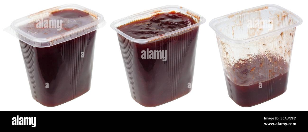 Transparente Kunststoffbehälter mit Lebensmitteln sind mit Pflaumenmarmelade gefüllt. Satz von Füllungen in geschlossenen, geöffneten und halb leeren Kartons. Isoliert auf weiß Stockfoto