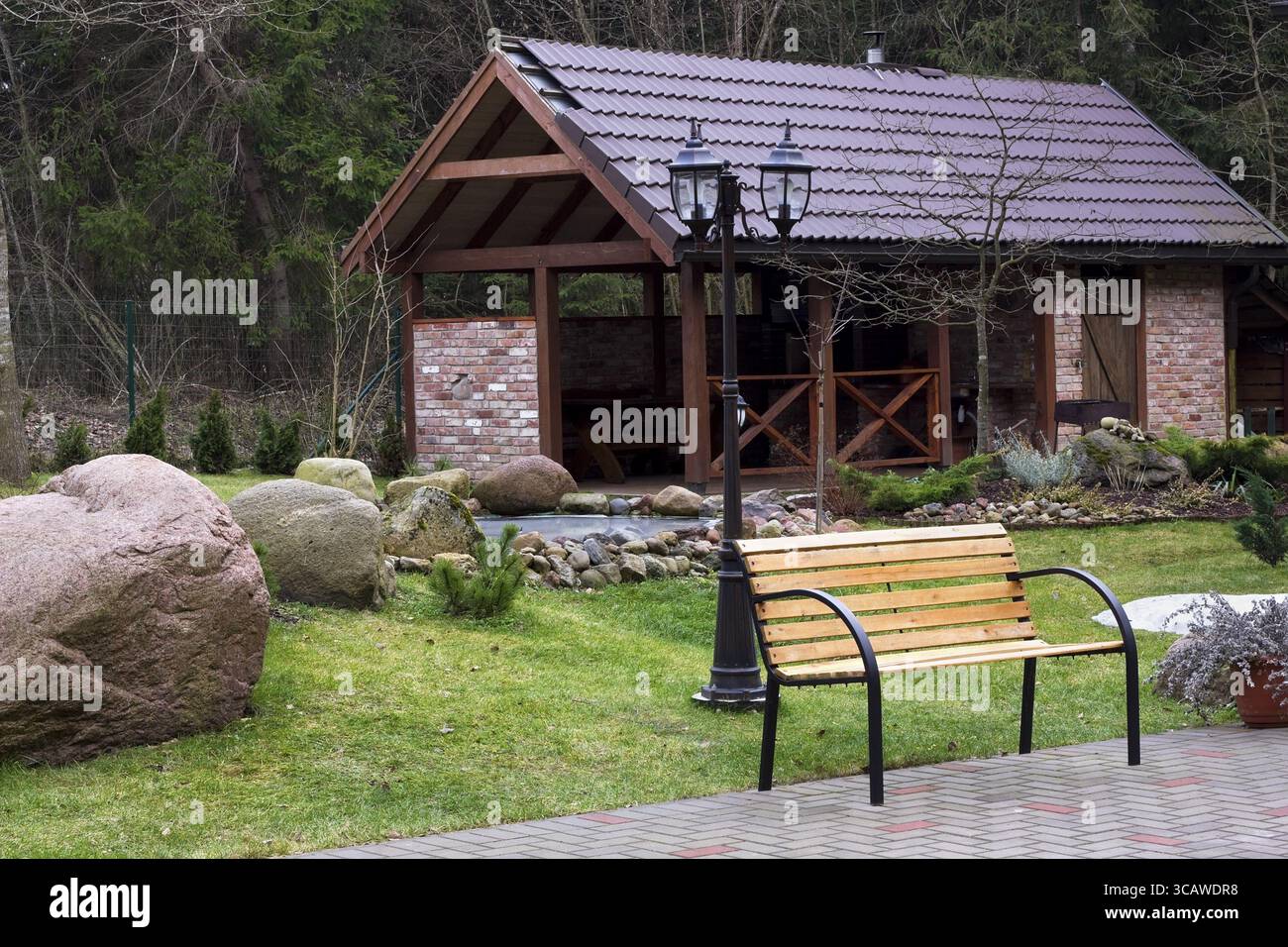 Bank zum Ausruhen und Laterne in öffentlichen Stadt Park Winterlandschaft Stockfoto