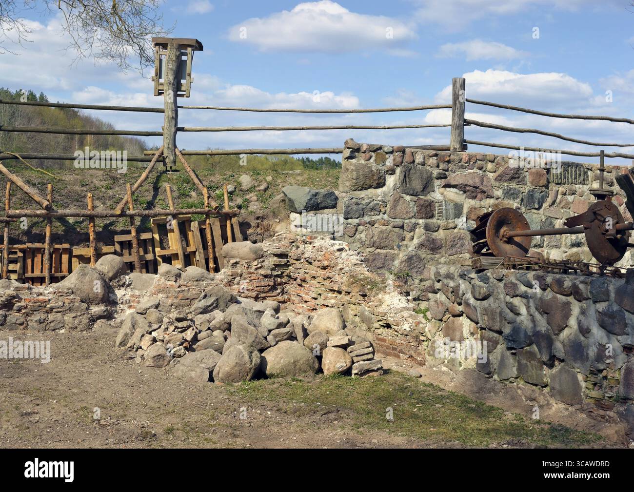 Archäologische Ausgrabungen und Untersuchungen der steinerne Ruinen in einer alten Wassermühle sonniger Frühlingstag ländliche Landschaft Stockfoto