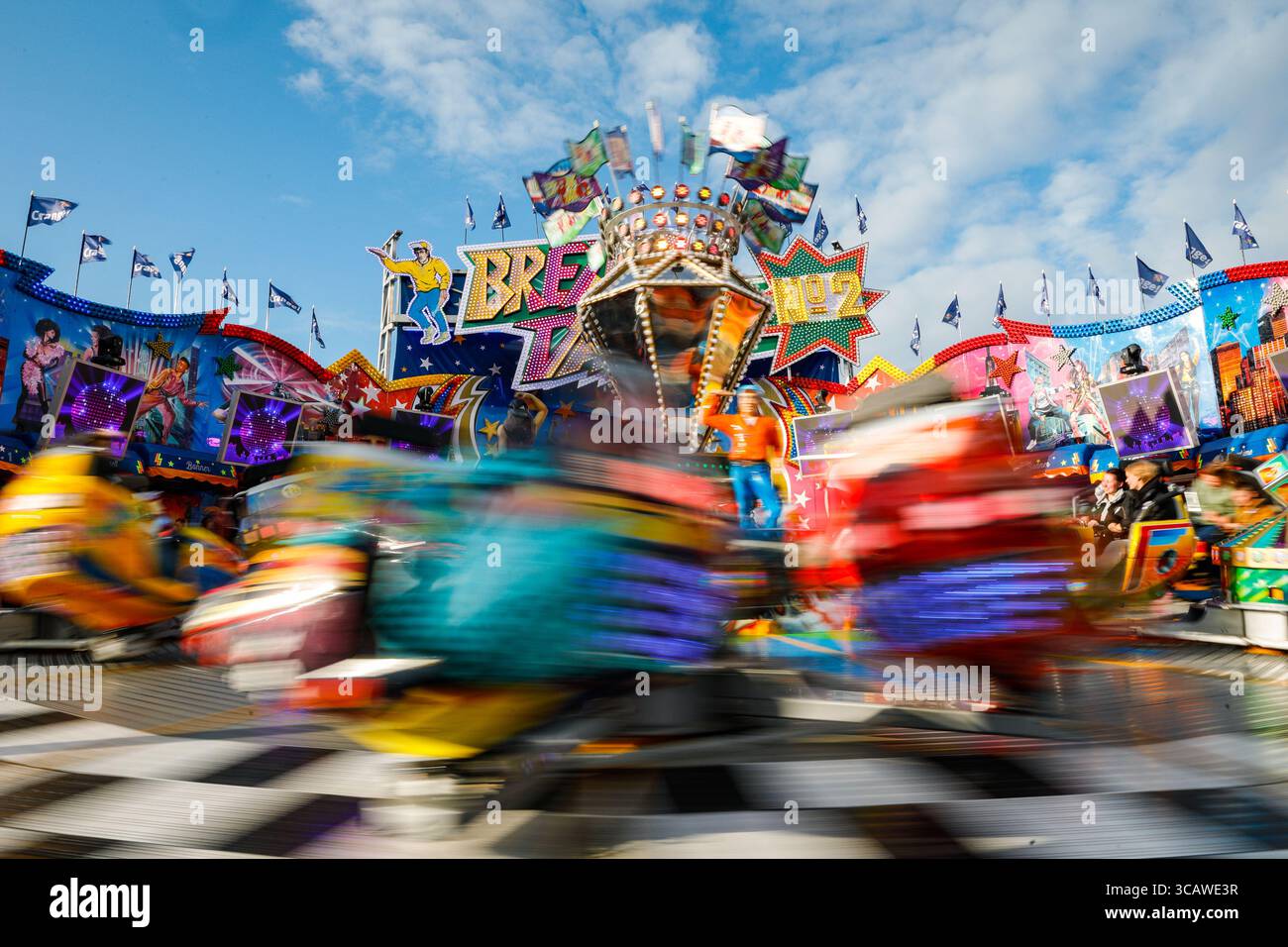Cranger Kirmes, lustige Fahrten 'Break Dancer NO2' lange Exposition mit blauem Himmel, Crange, Herne, Deutschland Stockfoto