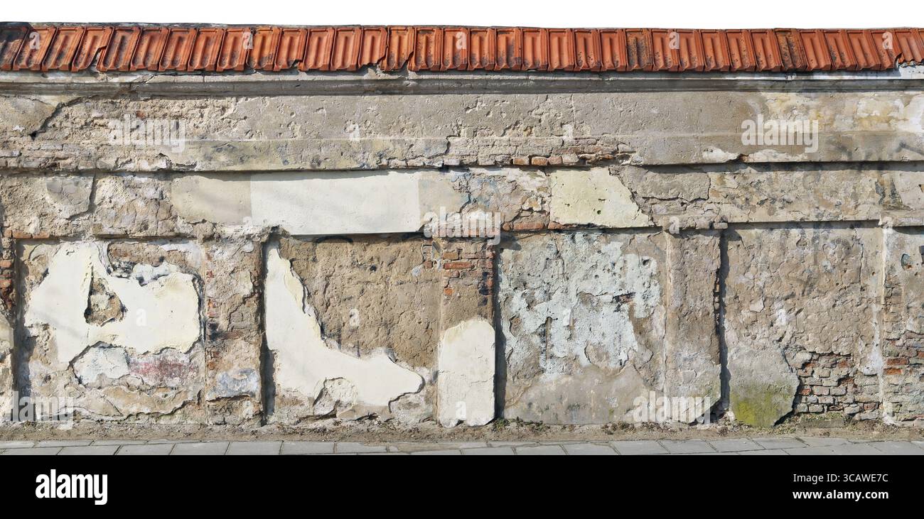 Teil des zerstörten hundertjährigen Klosters und der gelb gekachelten Mauer und des Zauns der Kirche. Isolierte Panoramakollage auf mehreren Fotos Stockfoto