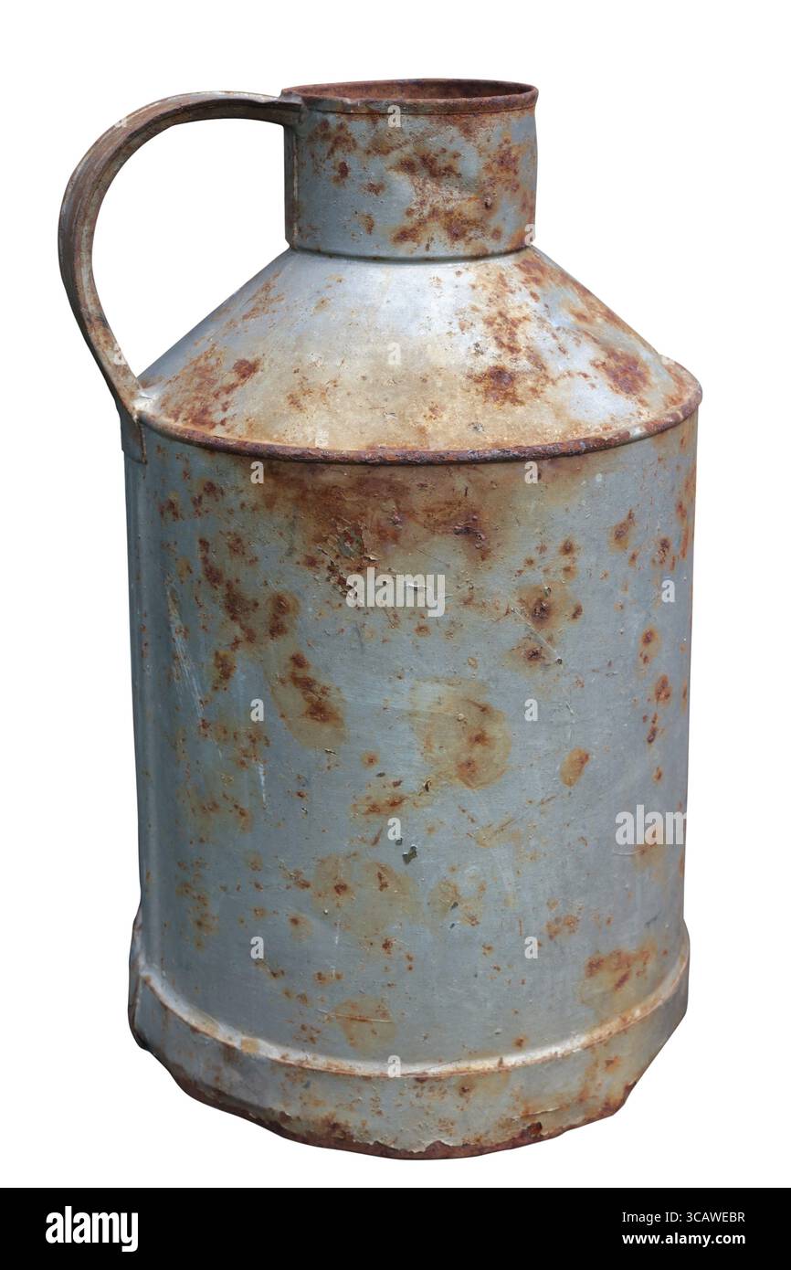 Alter rostiger Metalleisenbehälter für Dieselkraftstoff aus Landmaschinen, isoliert auf weiß. Tagesaufnahme im Frühling im Freien Stockfoto
