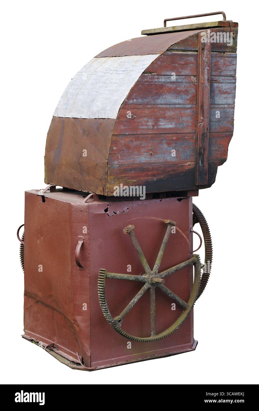 Eine alte, rostige Box aus Eisen vom Luftschacht einer alten Windmühle. Isoliert auf weiß mit Patch Stockfoto