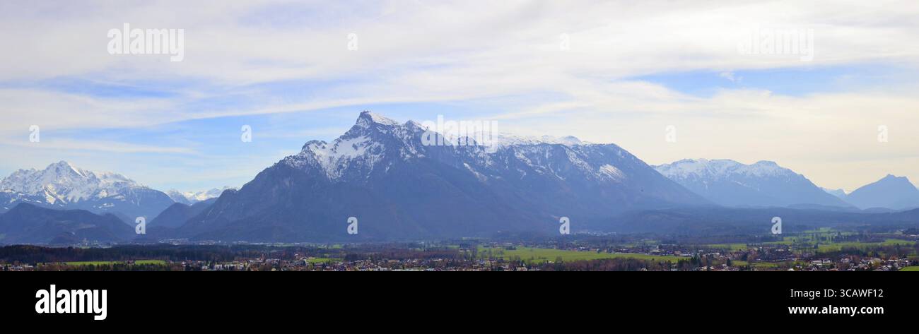 Panoramablick im April Europäische Landschaft mit Dörfern und Bergen. Bewölkter Frühlingstag Stockfoto