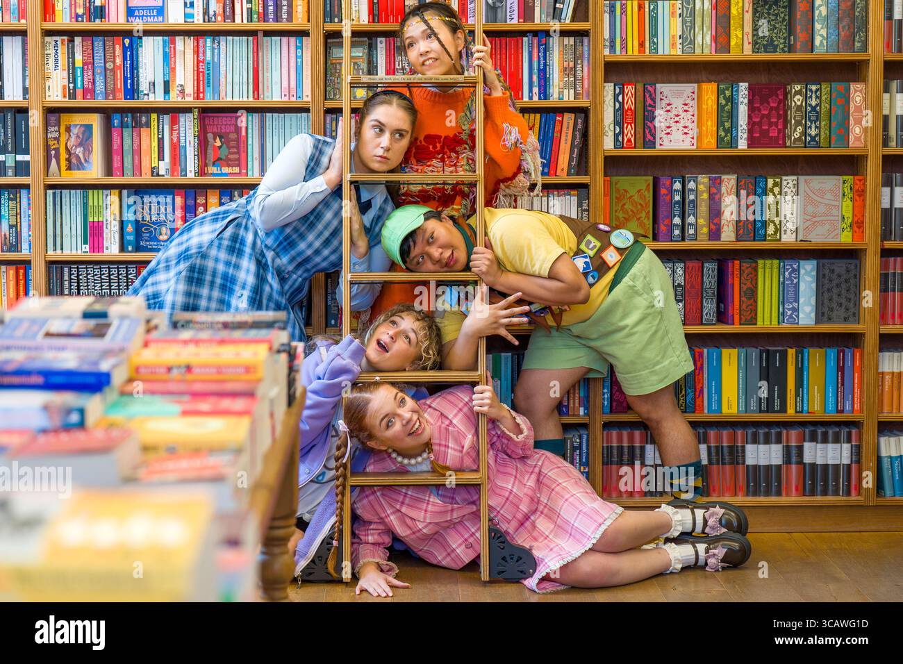 Die Besetzung des 25. Jährlichen Putnam County Spelling Bee von der London Academy of Music and Dramatic Art erweckte ihr Musical mit einer überraschenden Live-Rechtschreibsession in Topping Booksellers, einem der unabhängigen Buchhandlungen von Edinburgh. Die preisgekrönte Show findet im Edinburgh Festival Fringe um 45 Uhr statt, jeden Abend (außer sonntags) im Forest Theatre, Greenside in der George Street. Bilddatum: Donnerstag, 7. August 2025. Stockfoto