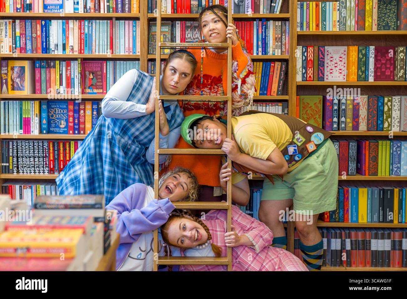 Die Besetzung des 25. Jährlichen Putnam County Spelling Bee von der London Academy of Music and Dramatic Art erweckte ihr Musical mit einer überraschenden Live-Rechtschreibsession in Topping Booksellers, einem der unabhängigen Buchhandlungen von Edinburgh. Die preisgekrönte Show findet im Edinburgh Festival Fringe um 45 Uhr statt, jeden Abend (außer sonntags) im Forest Theatre, Greenside in der George Street. Bilddatum: Donnerstag, 7. August 2025. Stockfoto