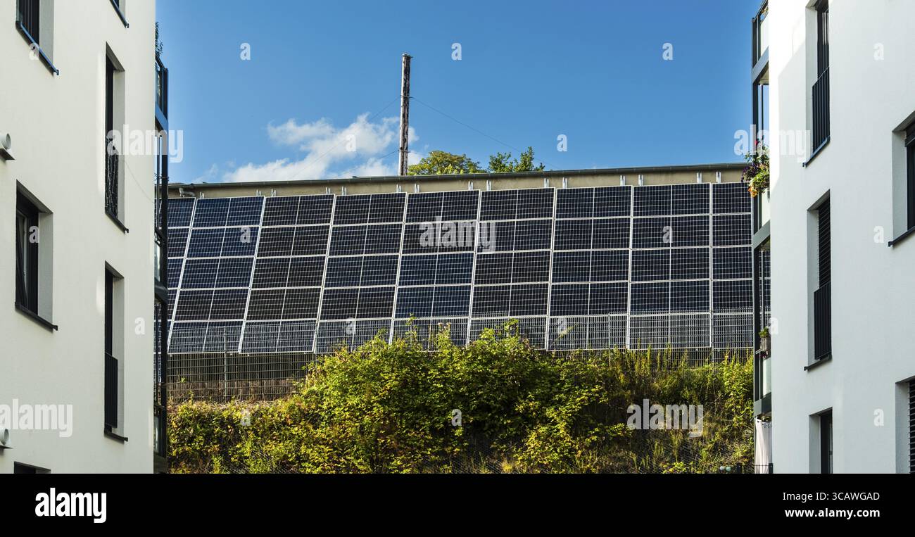 Solarpaneele an der Wand einer Industrieanlage in Wuppertal, Deutschland Stockfoto