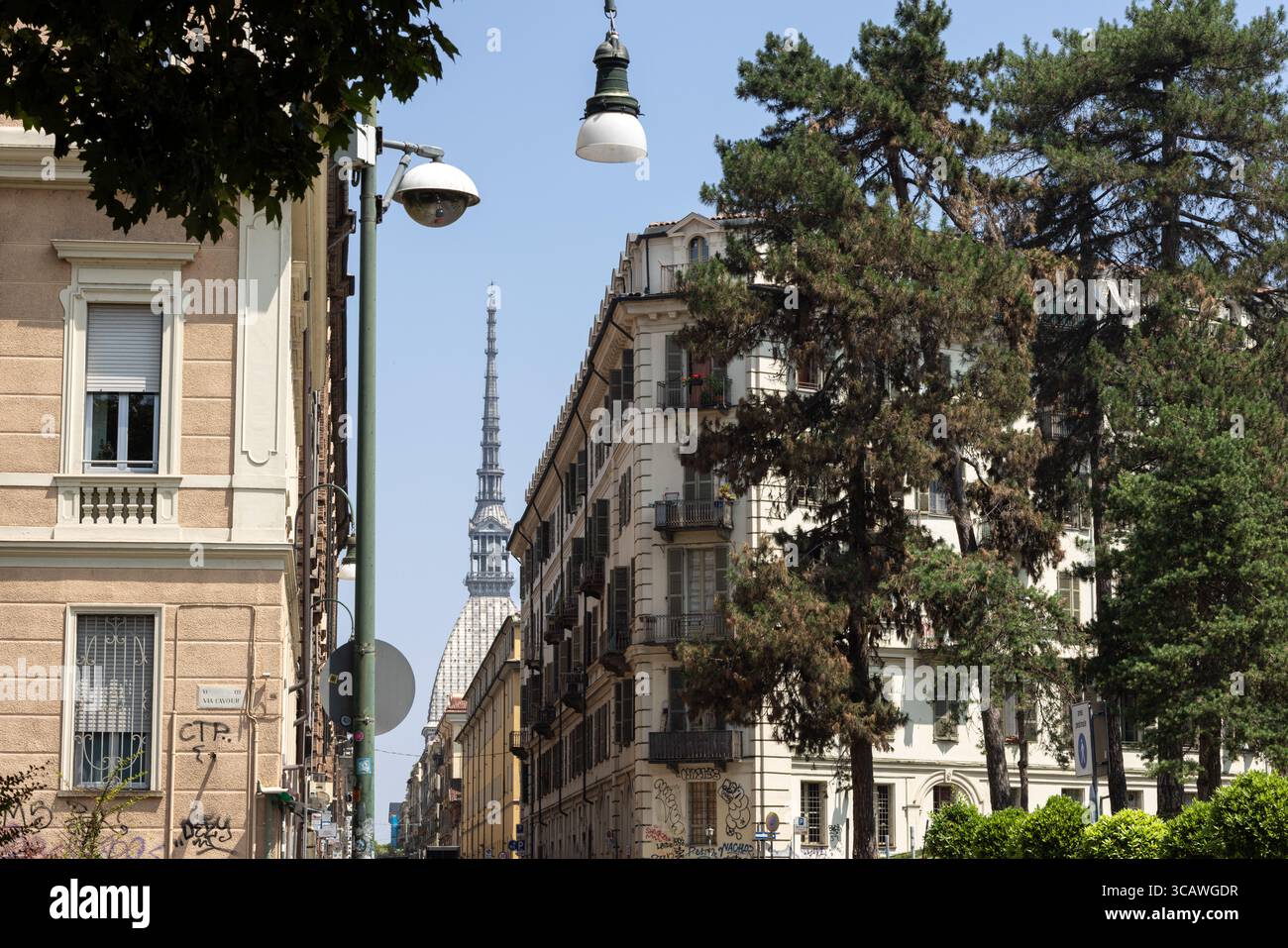 Straße in Turin, mit dem Maulwurf Antonelliana im Hintergrund, Turin, Piemont, Italien Stockfoto
