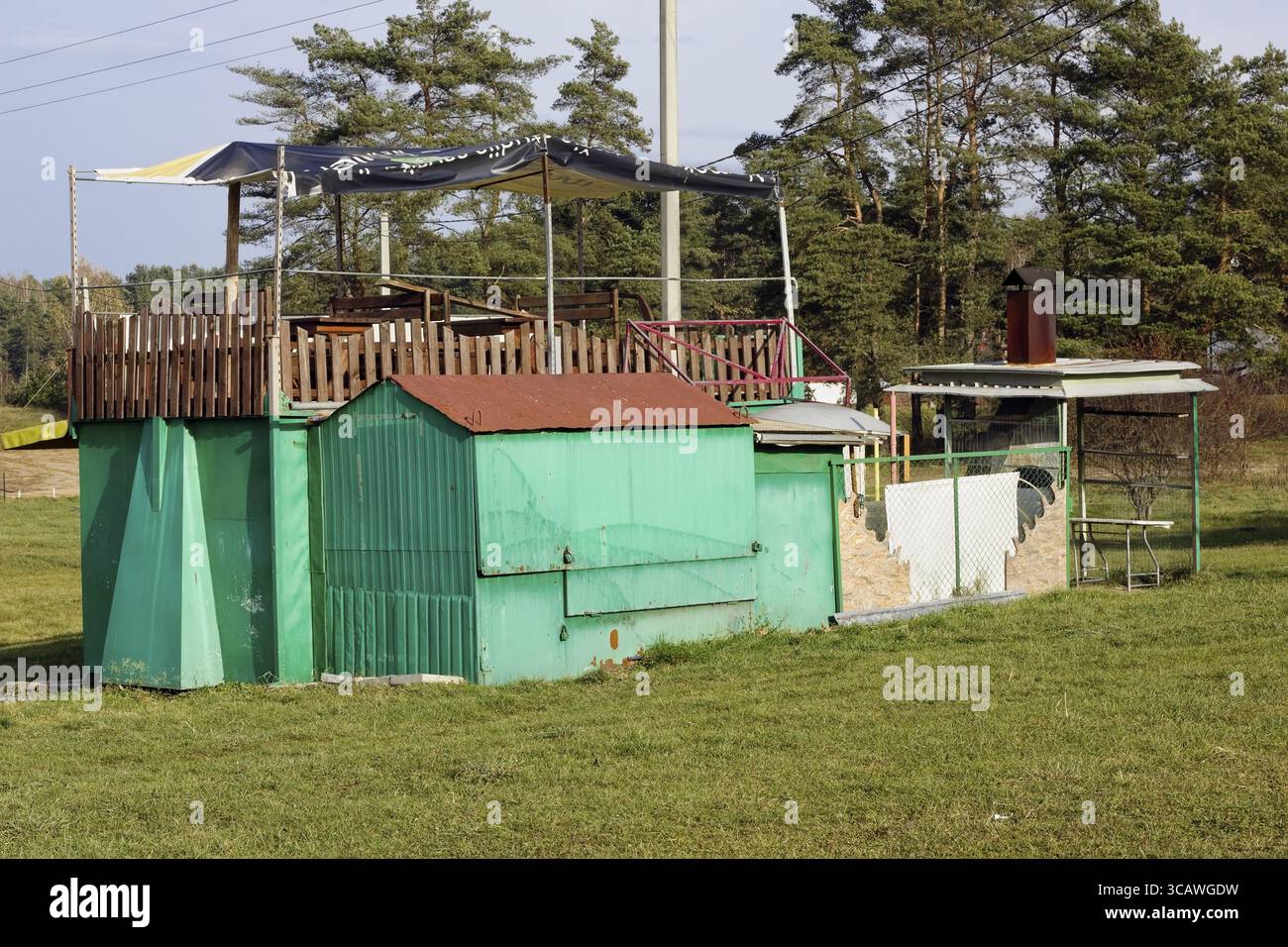Hässliche Eigenbau Behausung der Hundehütte Armen Penner auf einer Lichtung im Wald Stockfoto
