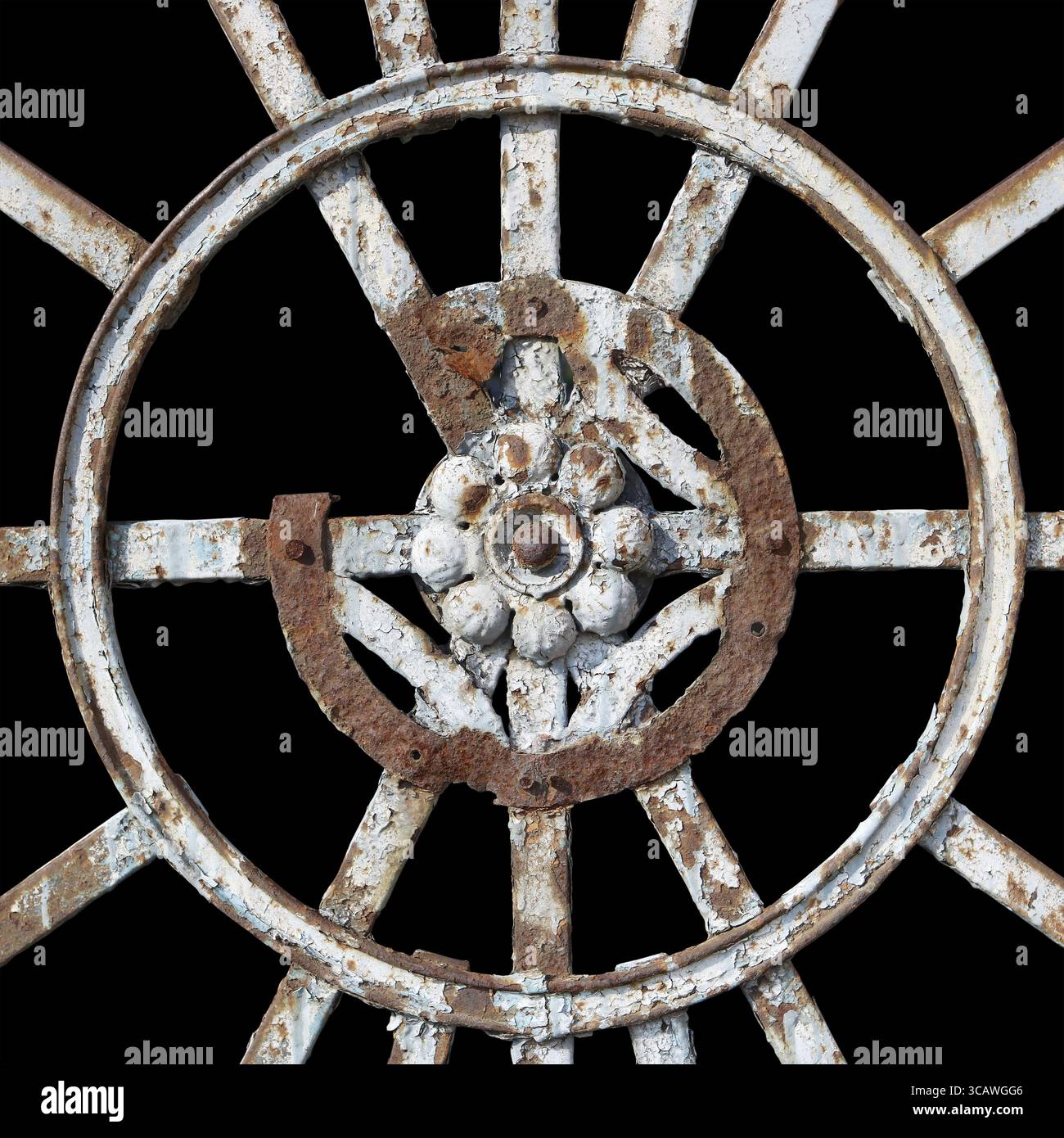 Das dekorative Element des alten hundertjährigen rostigen Metalltors - Symbol der Sonne. Isoliert auf Schwarz mit Patch Stockfoto