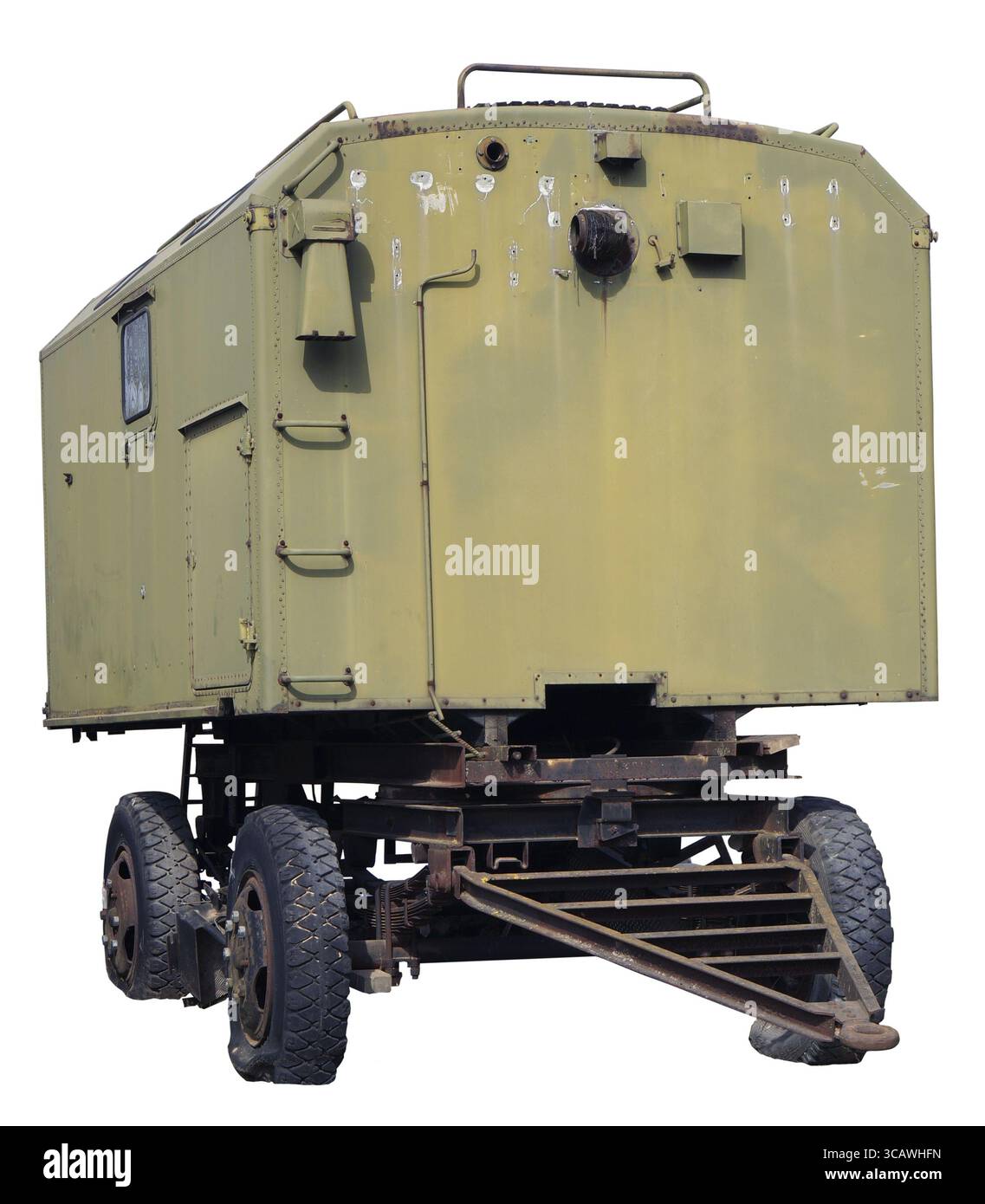 Das alte keine Namen grüne rostige Armee Trailerr auf den abgesenkten Gummirädern. Isoliert Stockfoto