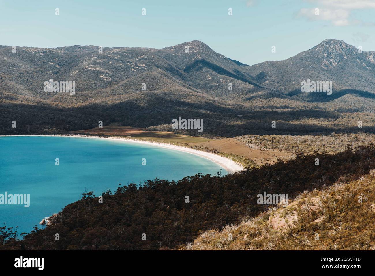Mit Blick auf die Wineglass Bay im Freycinet National Park, Tasmanien, Australien, mit unberührtem weißen Sandstrand, türkisfarbenem Wasser und umliegendem Granit m Stockfoto
