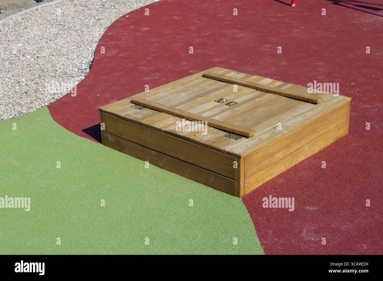 Neuer moderner geschlossener Sandkasten aus Holz auf Kinderspielplatz. Sonnige Frühlingslandschaft Stockfoto