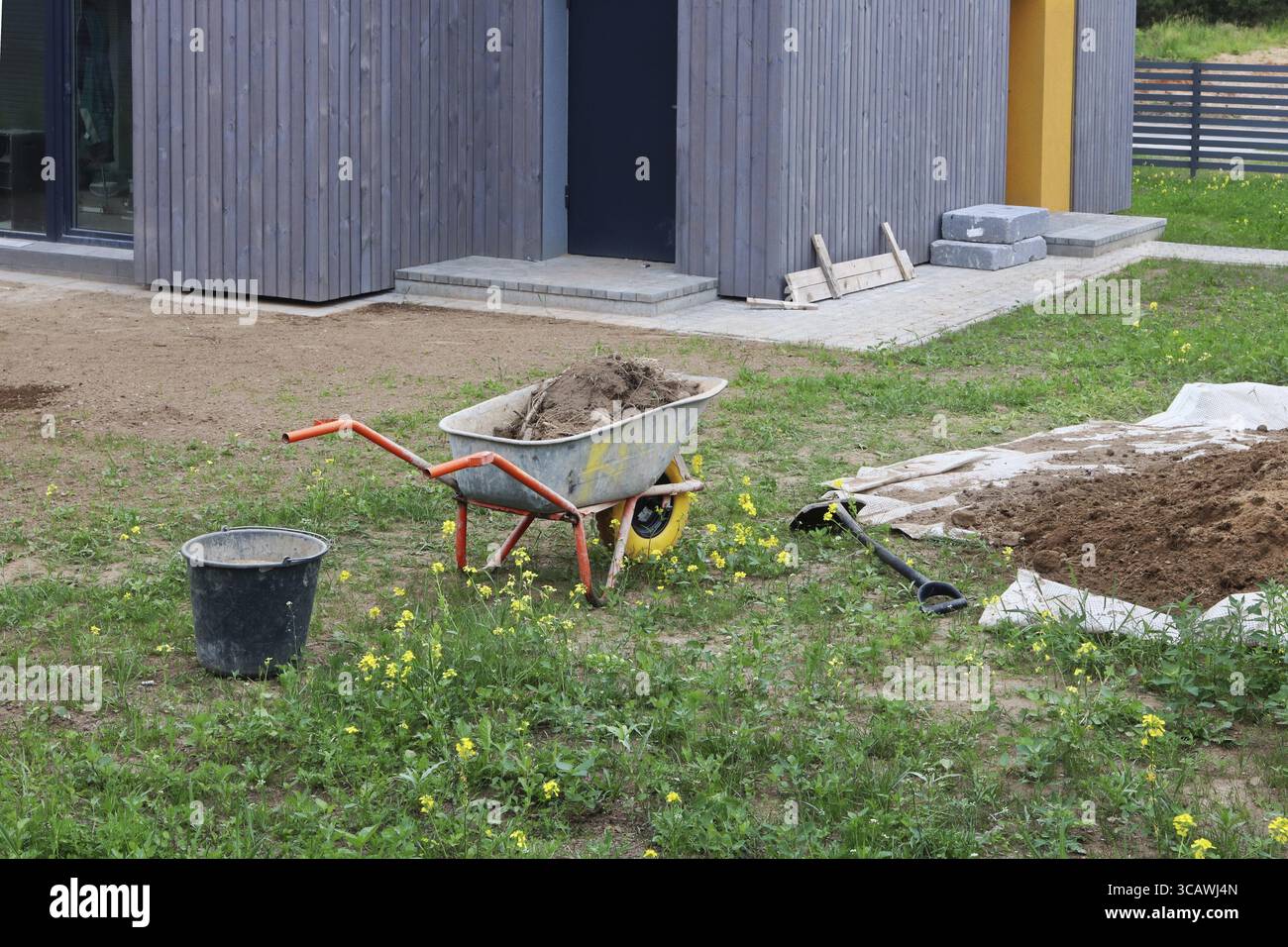Rekonstruktion und Sanierung von Grasgrün Innenhof des Begriffs Landhaus. Sommer Juni Tag Landschaft Stockfoto