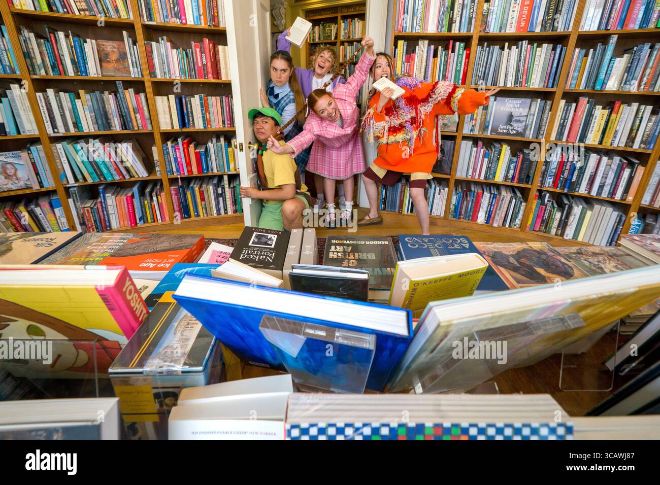 Die Besetzung des 25. Jährlichen Putnam County Spelling Bee von der London Academy of Music and Dramatic Art erweckte ihr Musical mit einer überraschenden Live-Rechtschreibsession in Topping Booksellers, einem der unabhängigen Buchhandlungen von Edinburgh. Die preisgekrönte Show findet im Edinburgh Festival Fringe um 45 Uhr statt, jeden Abend (außer sonntags) im Forest Theatre, Greenside in der George Street. Bilddatum: Donnerstag, 7. August 2025. Stockfoto