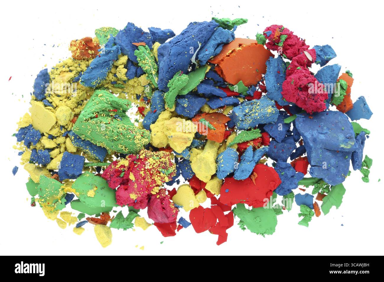 Die krümel des mehrfarbigen Trocken gouache Farbe liegen ein Stapel auf dem Schreibtisch des Künstlers. Auf weissem studio Makro isoliert Stockfoto