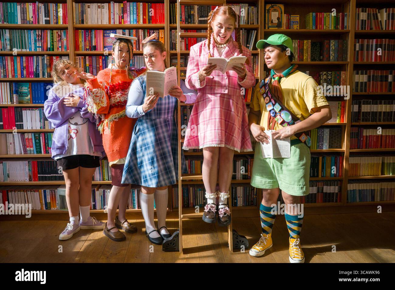 Die Besetzung des 25. Jährlichen Putnam County Spelling Bee von der London Academy of Music and Dramatic Art erweckte ihr Musical mit einer überraschenden Live-Rechtschreibsession in Topping Booksellers, einem der unabhängigen Buchhandlungen von Edinburgh. Die preisgekrönte Show findet im Edinburgh Festival Fringe um 45 Uhr statt, jeden Abend (außer sonntags) im Forest Theatre, Greenside in der George Street. Bilddatum: Donnerstag, 7. August 2025. Stockfoto