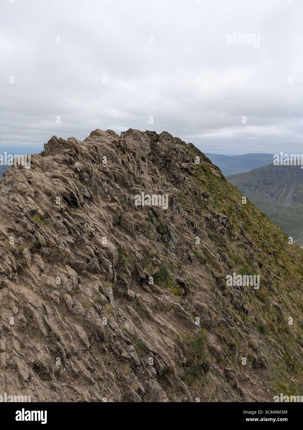 Craggy Rock Formation am Striding Edge, Helvellyn, Lake District, England - Smartphone-aufgenommenes Stockfoto